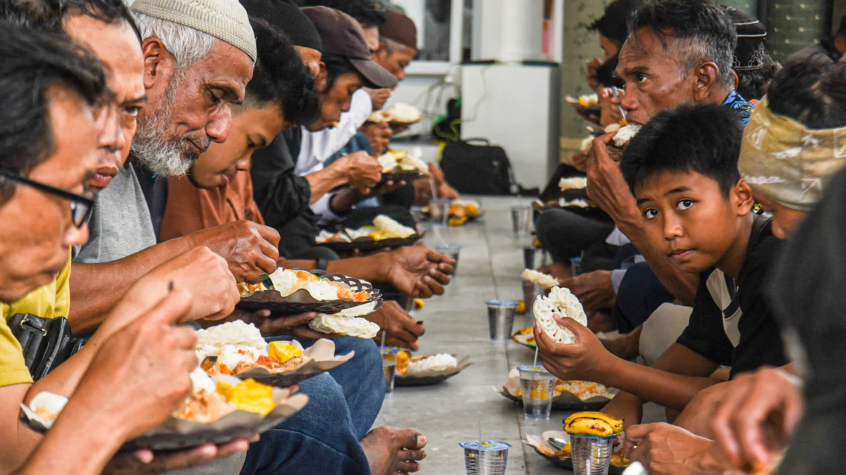 Jemaah mengambil makan siang yang disediakan di Masjid Baitul Huda atau yang lebih dikenal Masjid Makan-Makan, di Jalan Terusan Jakarta, Kota Bandung, Jum'at (28/2). Foto: Dimas Rachmatsyah / Jabar Ekspres