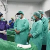 TINJAU LAPANGAN: Menteri Sosial Saifullah Yusuf saat meninjau langsung pelaksanaan operasi katarak di Rumah Sakit Angkatan Udara (RSAU) dr M Salamun, Kabupaten Bandung, Jumat (7/3).