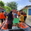Proses evakuasi korban terseret arus banjir yang ditemukan meninggal dunia di wilayah Desa Mulya Jaya, Kecamatan Teluk Jambe Barat, Kabupaten Karawang, Jawa Barat. (Kantor SAR Bandung for Jabar Ekspres)