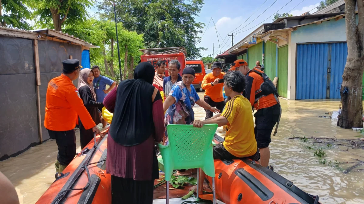 Tim SAR Gabungan Temukan Korban yang Terseret Banjir di Karawang, Evakuasi Masih Berlanjut Proses evakuasi korban terseret arus banjir yang ditemukan meninggal dunia di wilayah Desa Mulya Jaya, Kecamatan Teluk Jambe Barat, Kabupaten Karawang, Jawa Barat. (Kantor SAR Bandung for Jabar Ekspres)