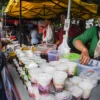 Warga membeli berbagai hidangan takjil saat bulan ramadhan di Pasar Takjil Pusdai, Kota Bandung, Selasa (4/3). Foto: Dimas Rachmatsyah / Jabar Ekspres