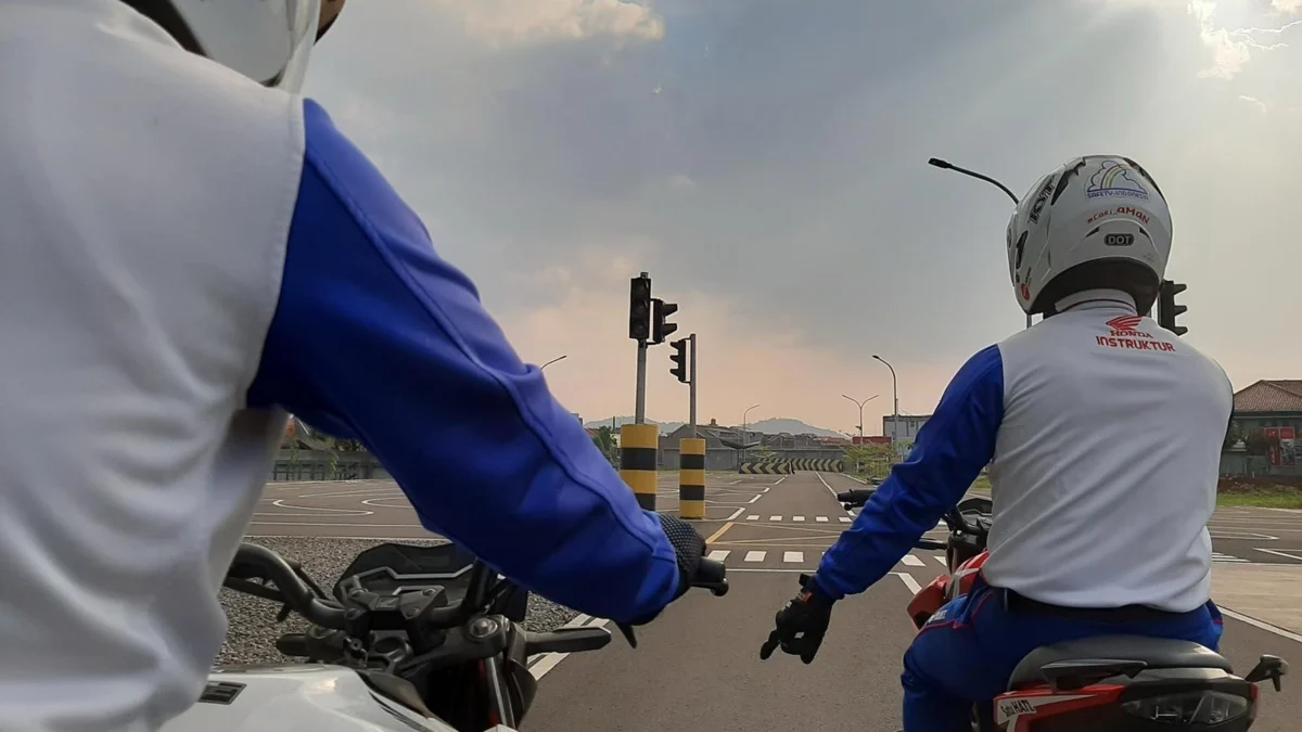 Pentingnya Memahami Isyarat Touring untuk Keselamatan di Jalan