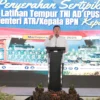 Komitmen Selesaikan Persoalan Aset TNI, Menteri Nusron Serahkan Sertipikat Tanah untuk Puslatpur TNI AD Terluas se-Asia