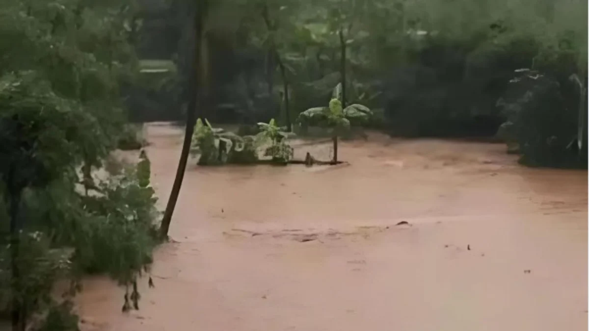 Kondisi Sungai Cimande Memprihatinkan, Tindakan Nyata dan Permanen Perlu Dilakukan! Kondisi Sungai Cimande yang berada di wilayah Kecamatan Cimanggung, Kabupaten Sumedang, Jawa Barat masih menjadi ancaman akibat kerap meluap dan mengakibatkan banjir setiap hujan mengguyur deras.