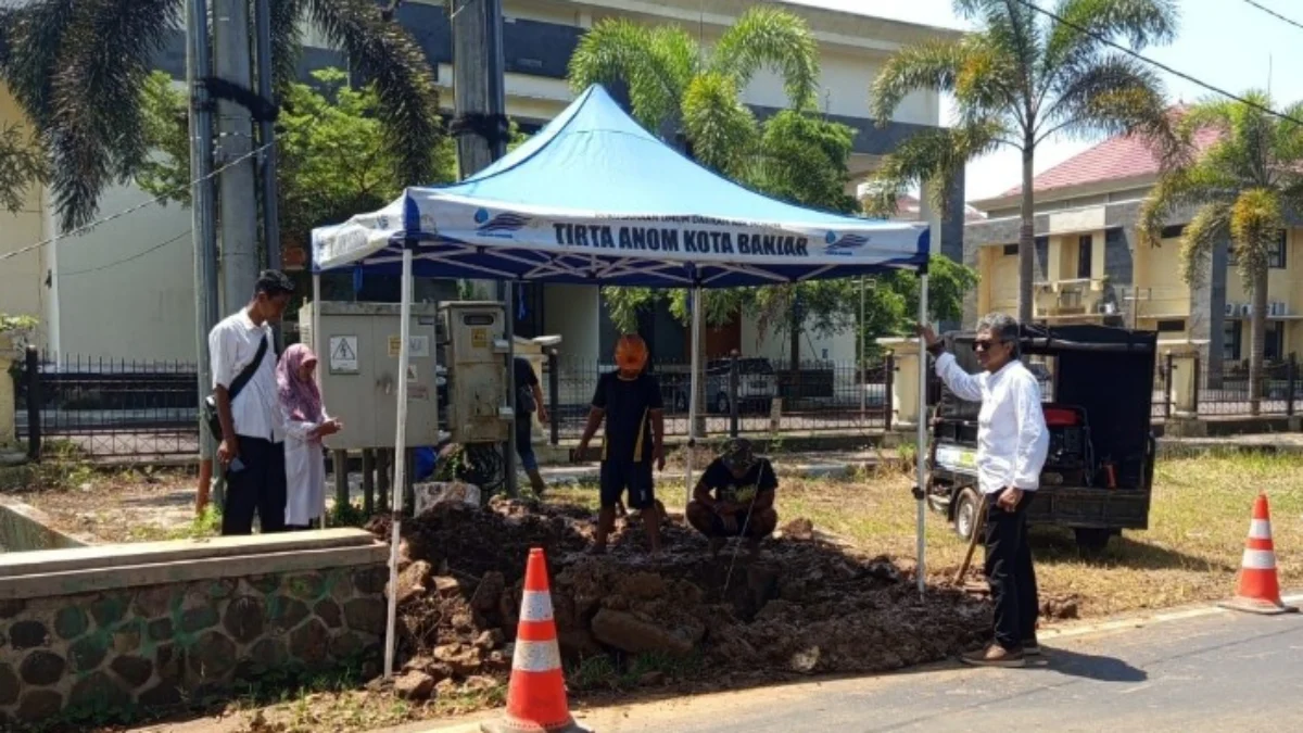 Petugas saat memperbaiki pipa air yang bocor di wilayah Pamongkoran Kota Banjar, Rabu (26/3/2025). (istimewa)