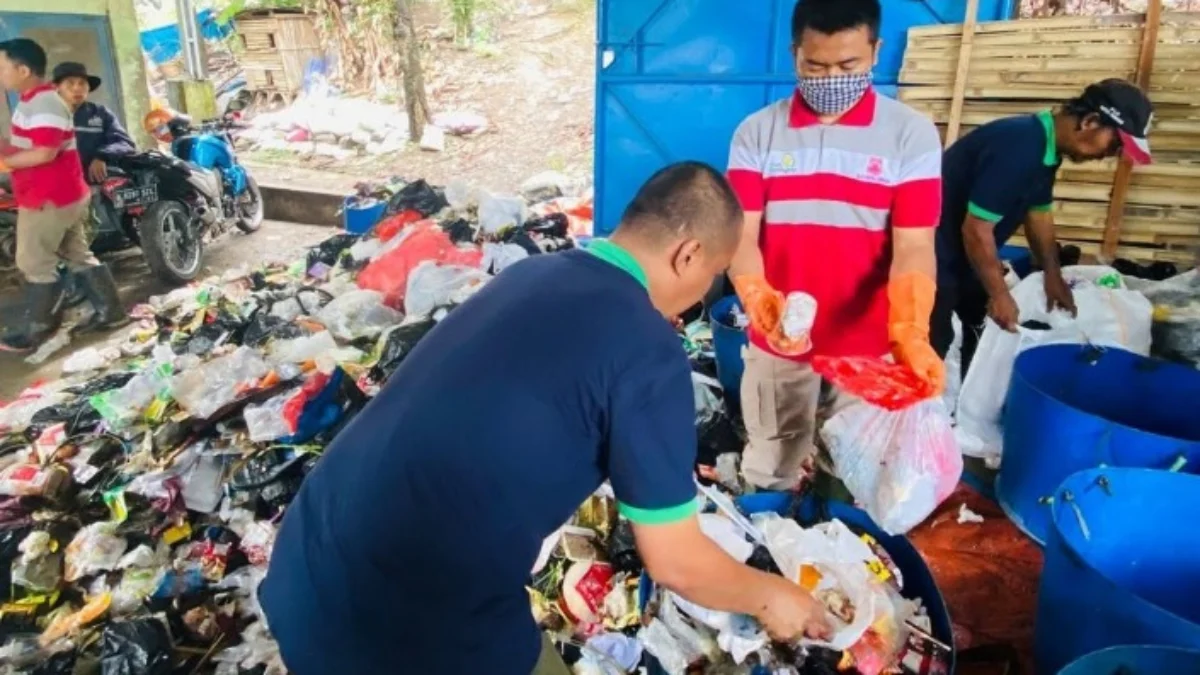 Antisipasi Kebijakan Larangan Open Dumping, Pemkot Cimahi Akan Perkuat Pengolahan Sampah TPS 3R Para Petugas di TPS 3R Cibeber Kota Cimahi saat Melakukan Pemilahan Sampah (Ist)