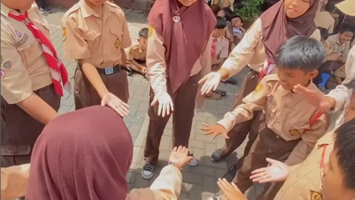 Sejumlah Siswa-siswi SDN Cibabat Mandiri 2 saat Mempraktikkan Permainan Tradisional di Sekolah. (Instagram: @sdncibabatmandiri2)