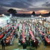 Warga Gaza sedang buka puasa. (foto/ Jawa Pos)