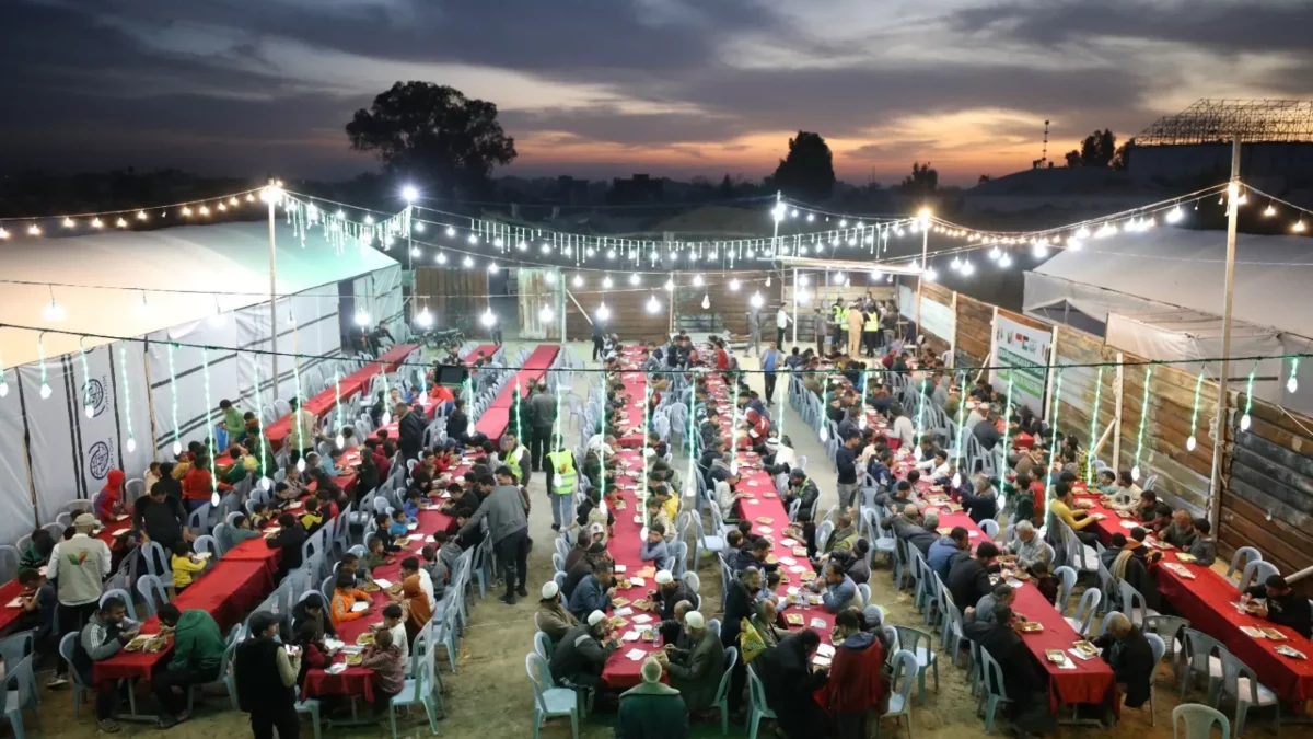 Warga Gaza sedang buka puasa. (foto/ Jawa Pos)