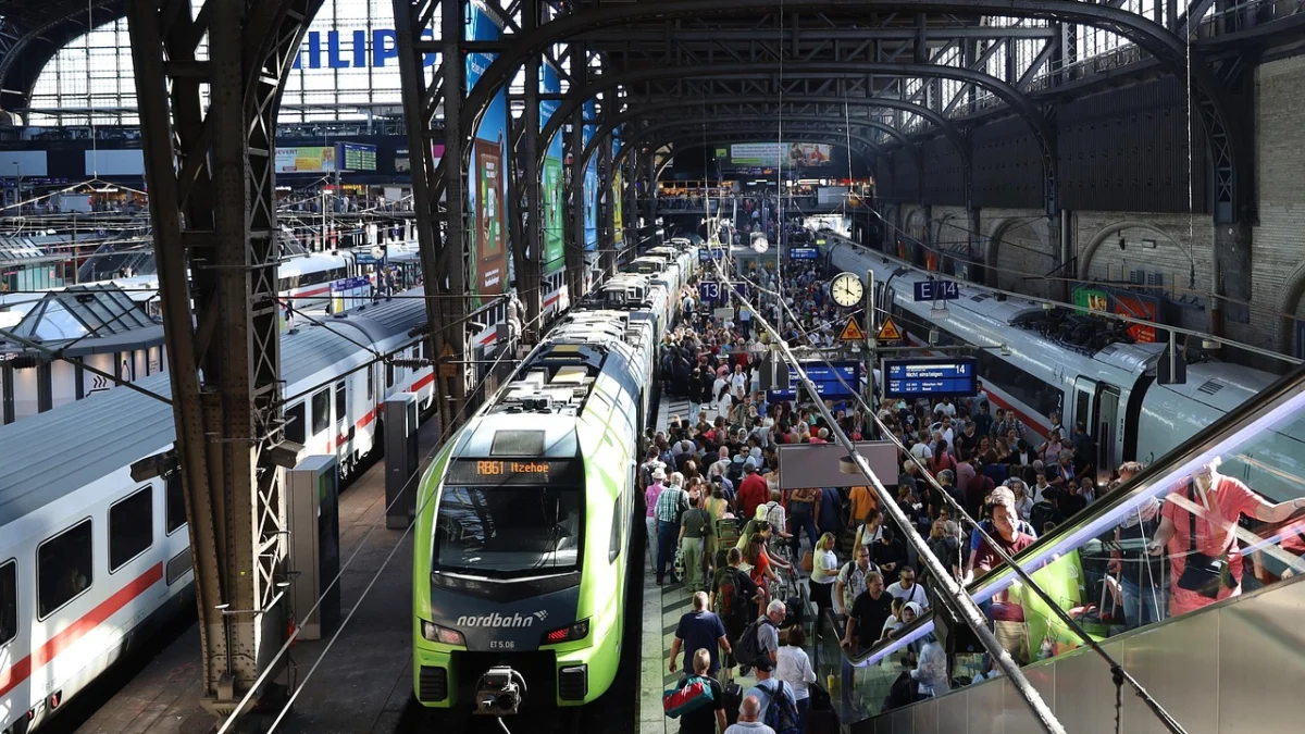 Siap Hadapi Lonjakan Mudik Lebaran, KAI Sediakan 3,4 Juta Tiket Jarak Jauh Ilustrasi: Pemudik memadati stasiun kereta api. (Dok. Pixabay)