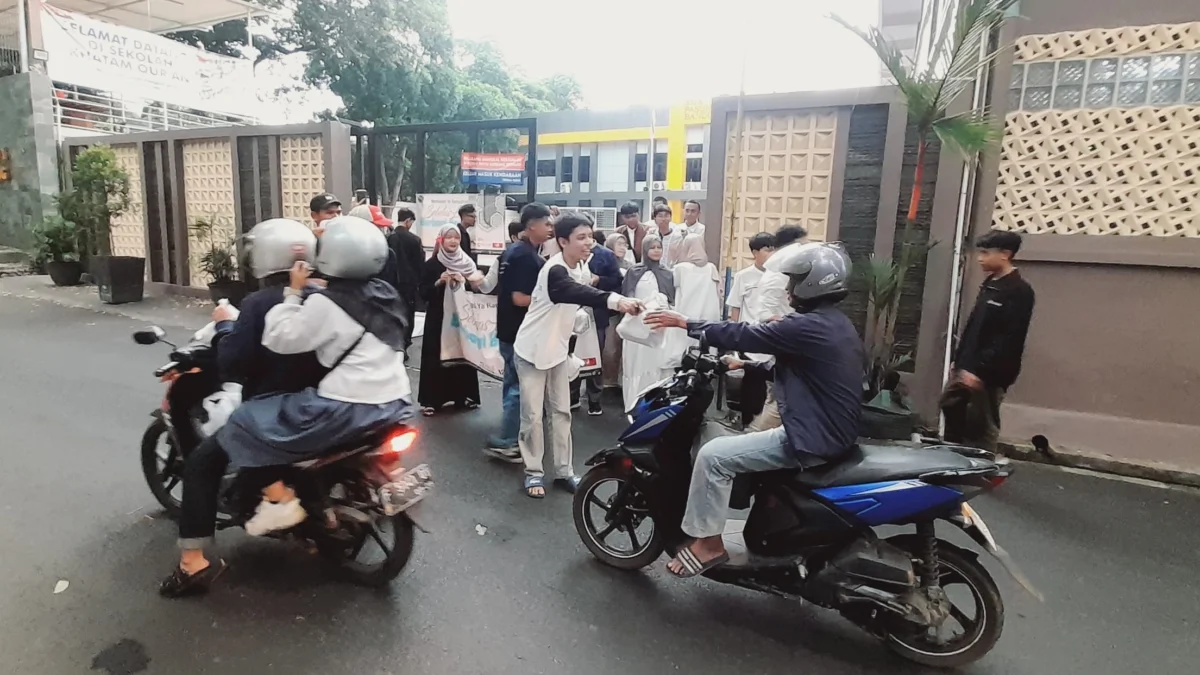 siswa kelas XI-5 SMA Pasundan 1 Kota Bandung. Dalam mengisi bulan suci ramadhan ini, dengan berbagi ratusan takjil gratis kepada pengendara