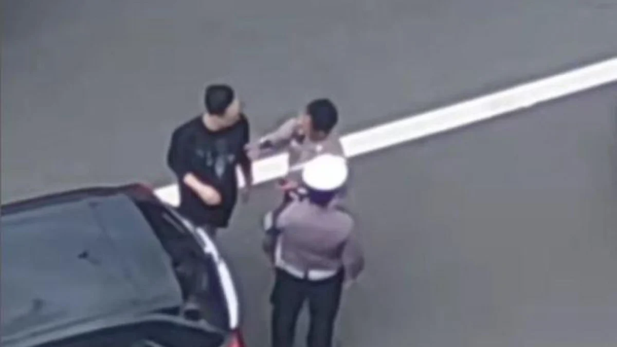 Geger Video Viral Polisi Dapat "Salam Tempel", Pengunggah Ngaku Iseng dan Minta Maaf