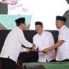 Ketua Yayasan Al Ma’soem, Prof Ceppy Nasahi (tengah) didampingi Komisaris Utama PT Ma'soem Entang Rosadi saat penyerahan lahan wakaf untuk TMA di acara Tabligh Akbar sekaligus Haul para pendiri Al Ma’soem Group di Dome Yayasan Pendidikan Al Ma'soem.