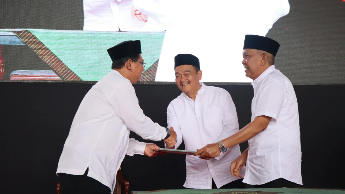 Ketua Yayasan Al Ma’soem, Prof Ceppy Nasahi (tengah) didampingi Komisaris Utama PT Ma'soem Entang Rosadi saat penyerahan lahan wakaf untuk TMA di acara Tabligh Akbar sekaligus Haul para pendiri Al Ma’soem Group di Dome Yayasan Pendidikan Al Ma'soem.