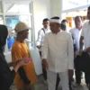 Gubernur Jawa Barat, Dedi Mulyadi saat menemui masyarakat untuk menghentikan penggalangan dana di jalan. (dok. Humas Jabar)