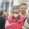 Tersangka ASB (Agam Syarif Baharuddin) saat di bawa ke mobil tahanan oleh penyidik. (foto/ANTARA)