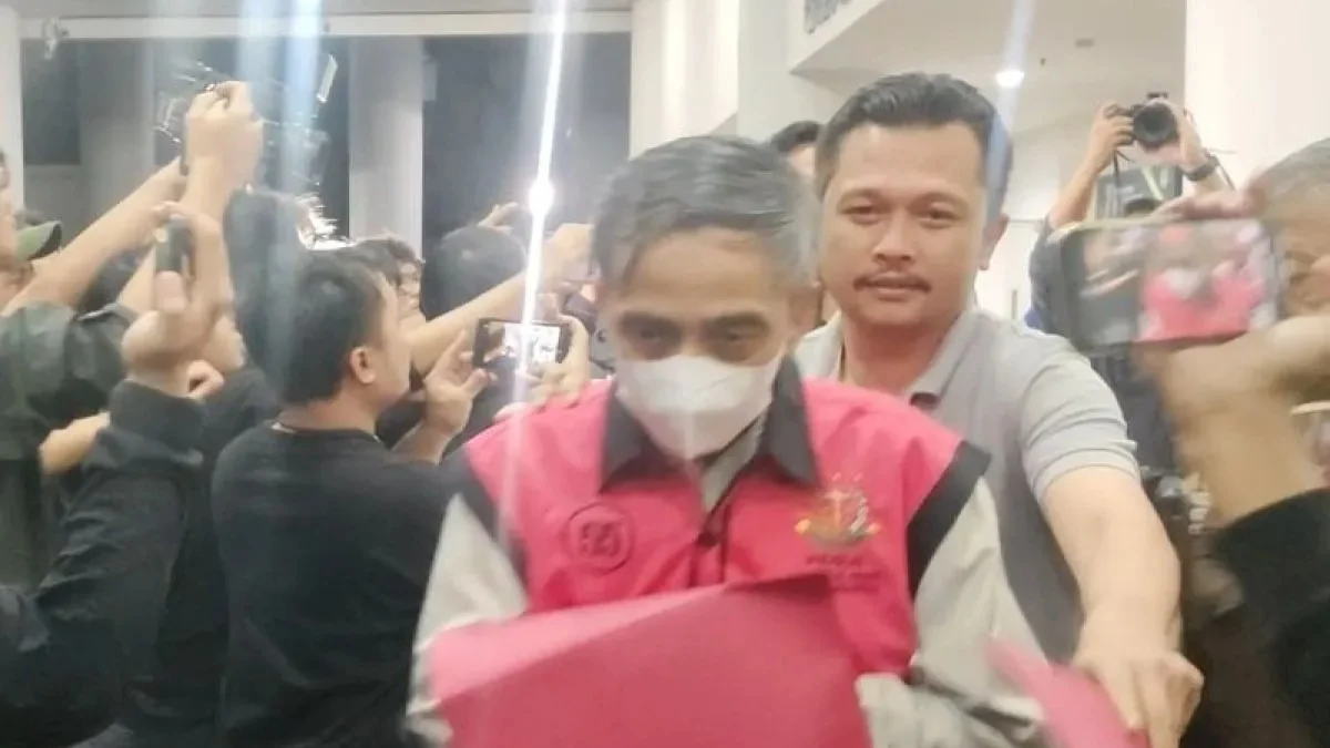 Tersangka ASB (Agam Syarif Baharuddin) saat di bawa ke mobil tahanan oleh penyidik. (foto/ANTARA)