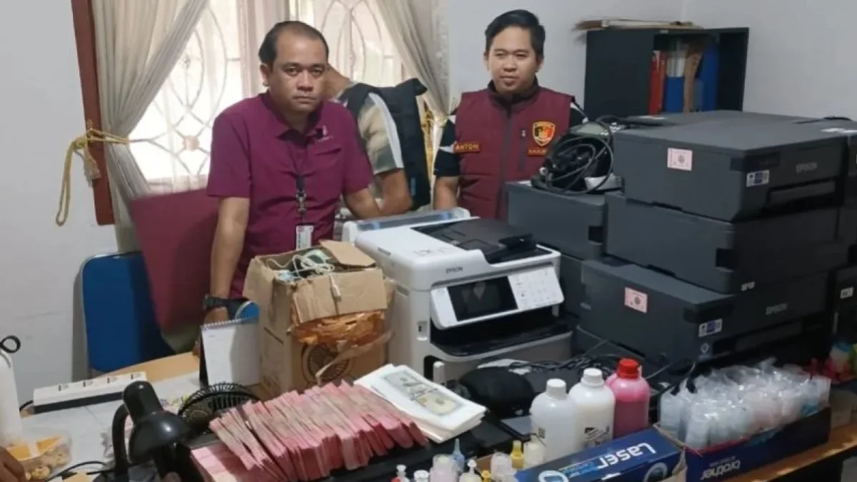 Polisi ungkap tempat pembuatan uang palsu di Bogor. (foto/ANTARA)