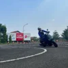 Trik aman berkendara saat ingin Bermanuver di Tikungan.