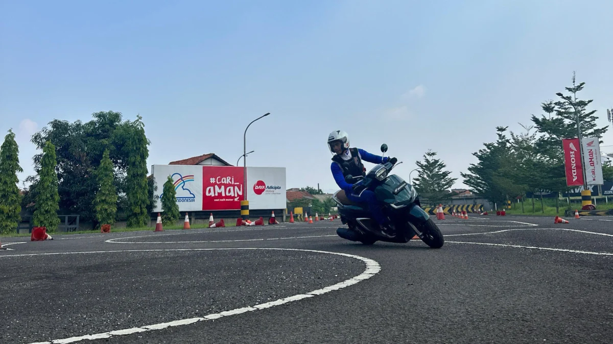 Hindari Terjatuh Saat Bermanuver di Tikungan Trik aman berkendara saat ingin Bermanuver di Tikungan.