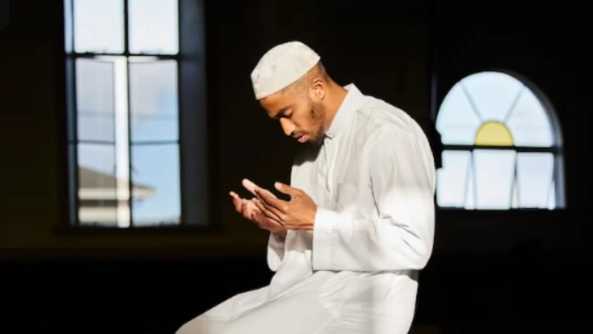 ILUSTRASI membaca Dzikir setelah sholat fardhu sesuai dengan tuntunan, (freepik)