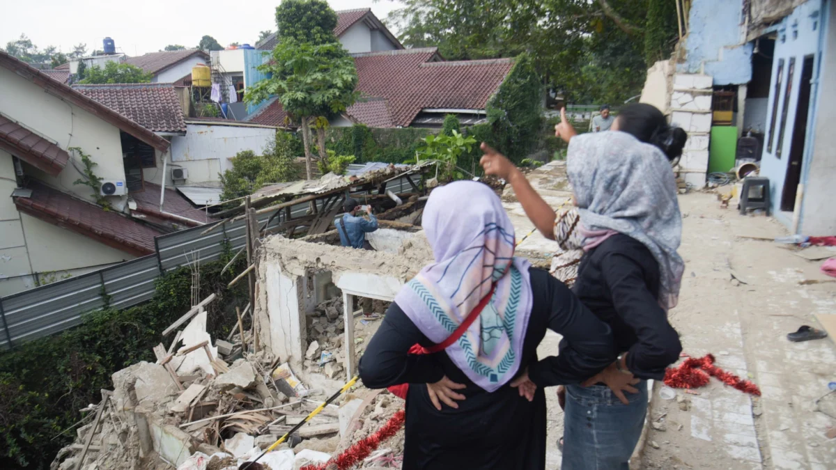 Rumah di Gunung Batu Ambruk! Satu Keluarga Dipindahkan Sejumlah warga melihat kondisi sebuah rumah yang ambruk akibat pergerakan tanah di kawasan Gunung Batu, Kecamatan Cicendo, Kota Bandung, Rabu (9/4). Foto: Dimas Rachmatsyah / Jabar Ekspres