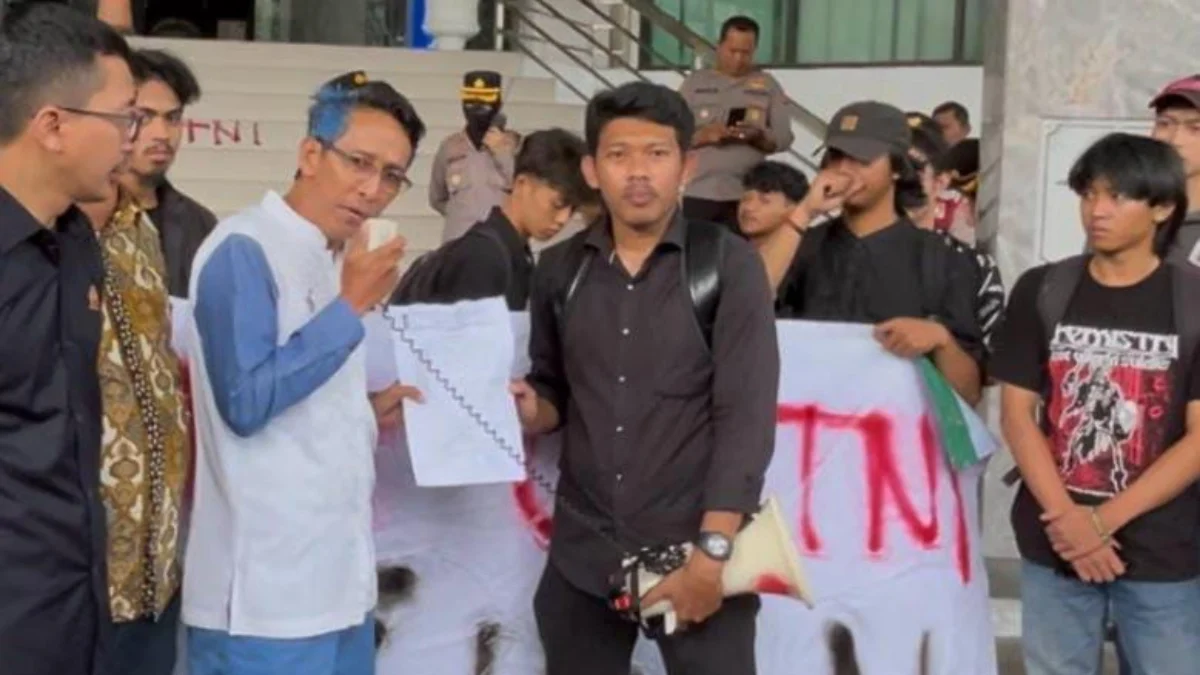 Ketua Badan Kehormatan DPRD Kota Bogor, Syafrudin Bima saat bermediasi dengan kelompok mahasiswa yang melakukan aksi. (Yudha Prananda / Jabar Ekspres)