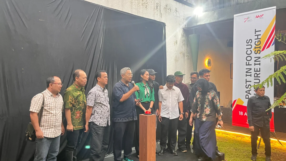 Wali Kota Bandung, Muhammad Farhan saat meresmikan logo Asia Afrika Youth Forum (AAYF) 2025