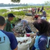 Siswa-siswi sekolah menengah atas (SMA) di Bandung Barat saat turut serta bersihkan sampah di aliran Sungai Citarum. Rabu (30/4/2025). Dok Jabar Ekspres/Suwitno