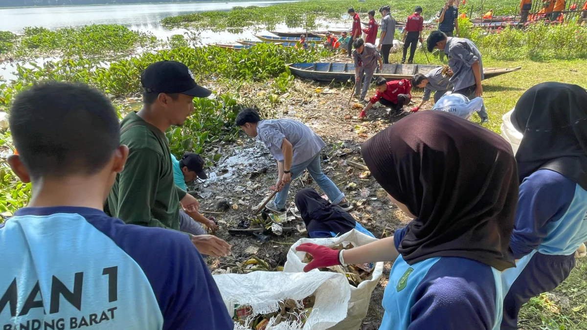 Siswa-siswi sekolah menengah atas (SMA) di Bandung Barat saat turut serta bersihkan sampah di aliran Sungai Citarum. Rabu (30/4/2025). Dok Jabar Ekspres/Suwitno