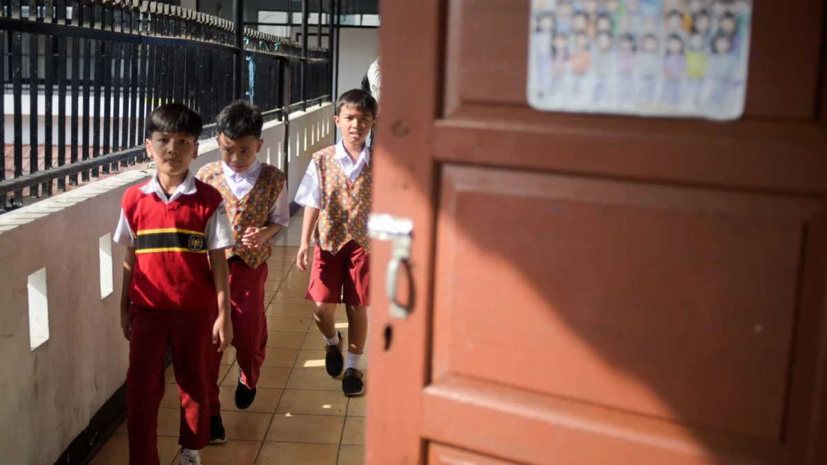 Ilustrasi: Siswa SD di Kota Bandung berjalan menuju ruang kelas. Foto: Dimas Rachmatsyah / Jabar Ekspres