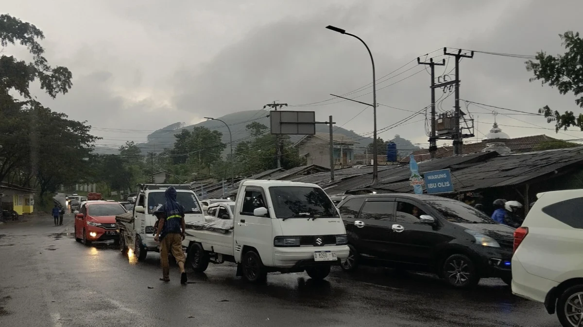 Kendaraan yang melintas di jalur Lingkar Nagreg, Kabupaten Bandung mulai meningkat pada H+6 Minggu (6/4/2025). Foto Agi