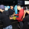 Isti. Satnarkoba Polrestabes Bandung saat grebek sebuah kios semi permanen di wilayah Tamansari yang kerap menjual obat terlarang. Foto. Humas Polrestabes Bandung.