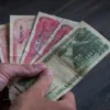 ILUSTRASI cara jual uang kuno secara online. (freepik)