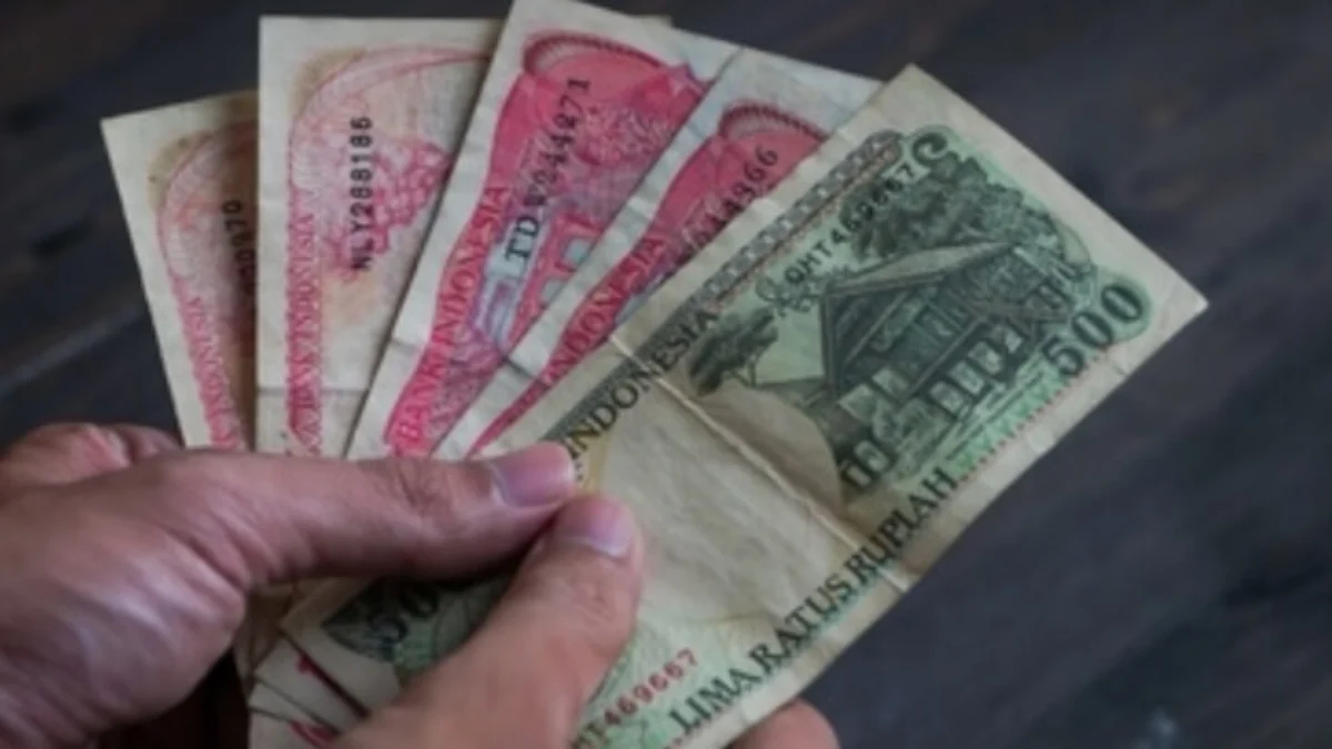 ILUSTRASI cara jual uang kuno secara online. (freepik)