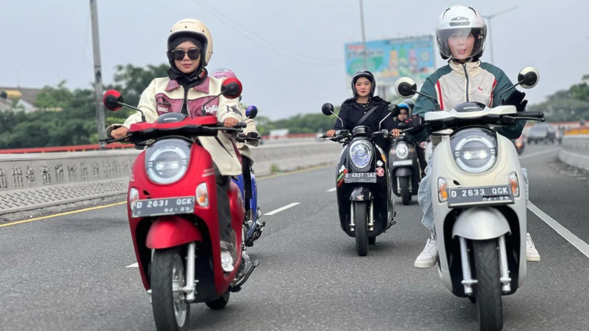 Scoopy Velocreativity Hadirkan Gaya & Seru Bareng Komunitas Honda acara Scoopy Velocreativity yang digelar di Cafe Kalesa, Taman Utara Bandung pada 26 April 2025.