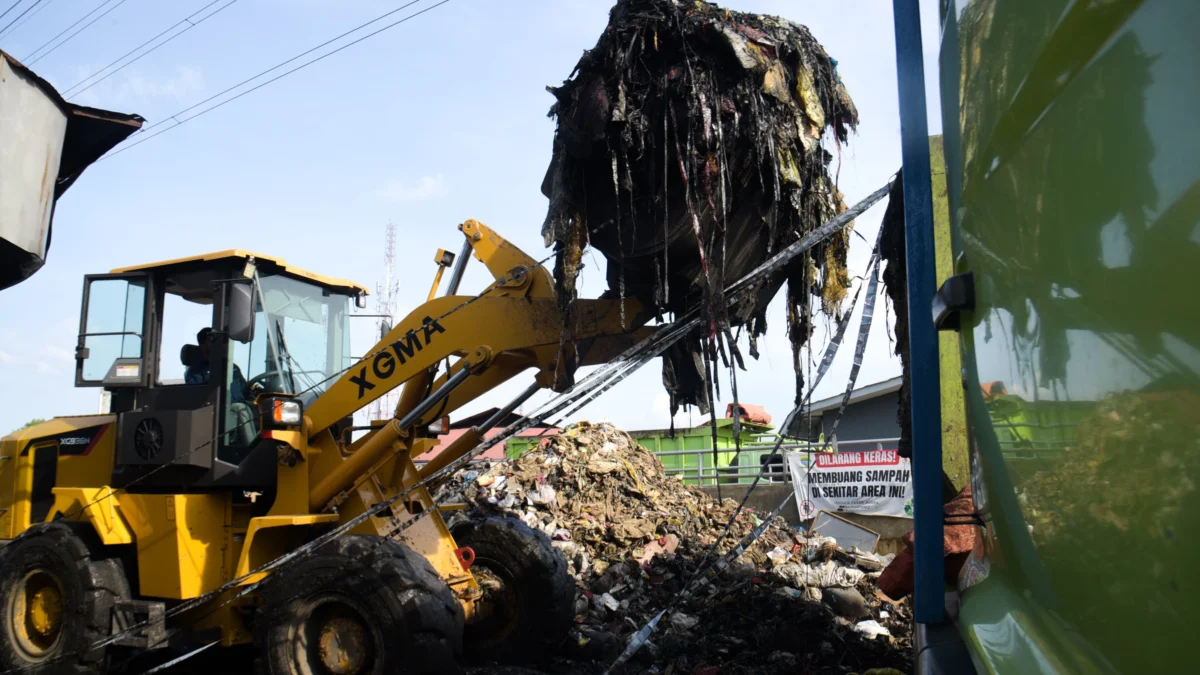 Pekerja menggoperasikan alat berat membersihkan tumpukan sampah di Pasar Induk Gedebage, Kota Bandung, Senin (28/4). Foto: Dimas Rachmatsyah / Jabar Ekspres