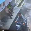 Ist. Tangkap layar rekaman cctv dugaan aksi pencurian terhadap sepeda motor milik ojol di Kecamatan Kiaracondong, Kota Bandung. Dok. Istimewa.