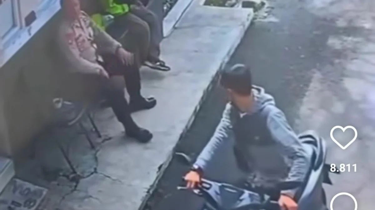 Ist. Tangkap layar rekaman cctv dugaan aksi pencurian terhadap sepeda motor milik ojol di Kecamatan Kiaracondong, Kota Bandung. Dok. Istimewa.