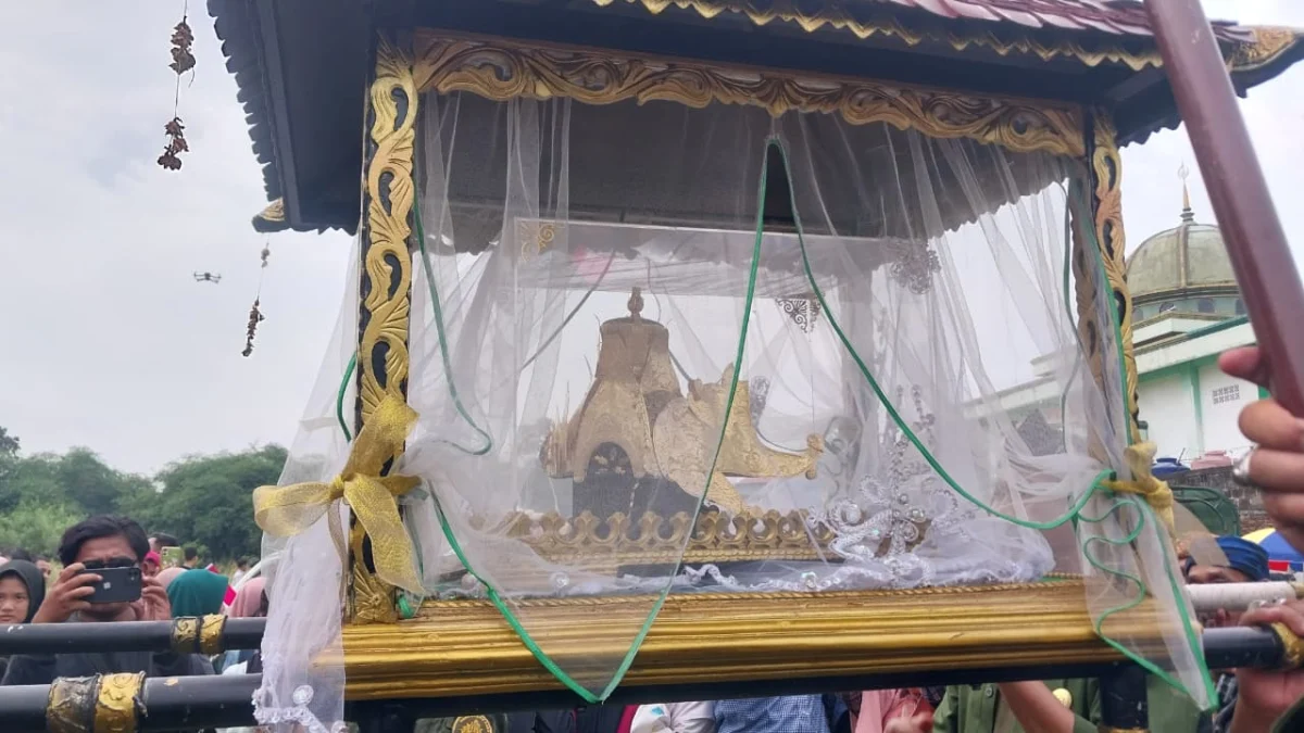 Mahkota Binokasih Sanghyang Pake saat datang ke Kabupaten Bogor, pada Senin (21/4/2025). Foto: Regi