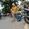Salah Satu Petugas Kebersihan di Kawasan Alun-Alun Kota Cimahi (Mong)
