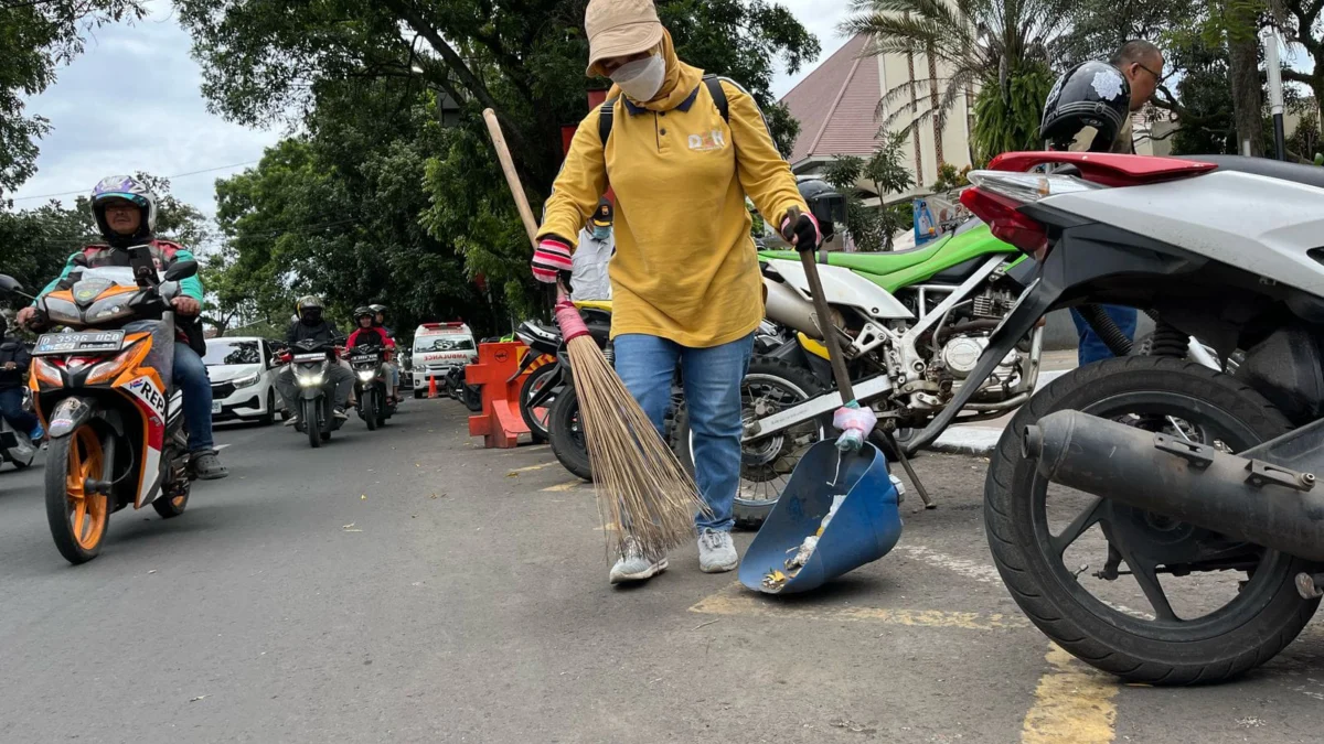 Salah Satu Petugas Kebersihan di Kawasan Alun-Alun Kota Cimahi (Mong)