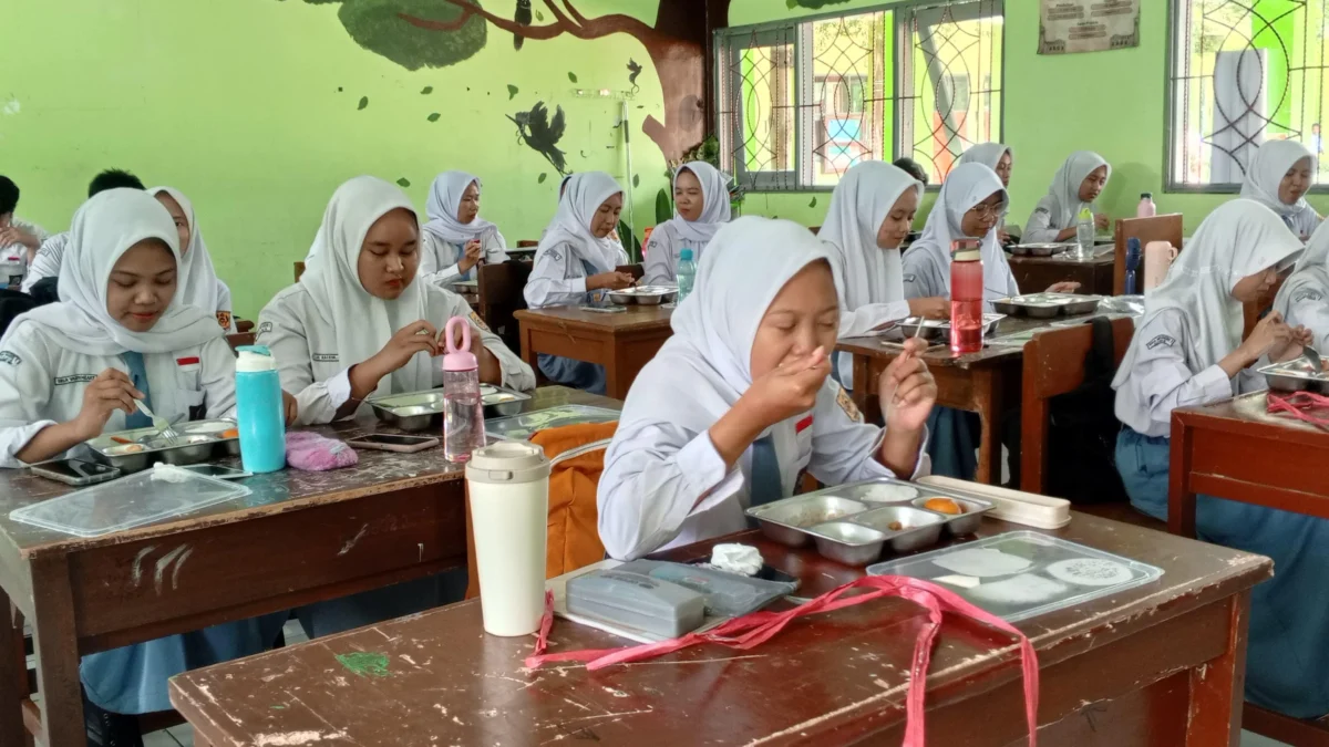 Sisiwa di SMA Negeri 1 Ciamis menyantap makanan dari program Makan Bergizi Gratis (MBG), Senin (14/4/2025). (Cecep Herdi/Jabar Ekspres)