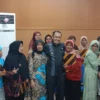 Wali Kota Cimahi, Ngatiyana Bersama Sejumlah Ibu-Ibu Lansia dalam Program Cimahi Peduli Ibu (Mong)