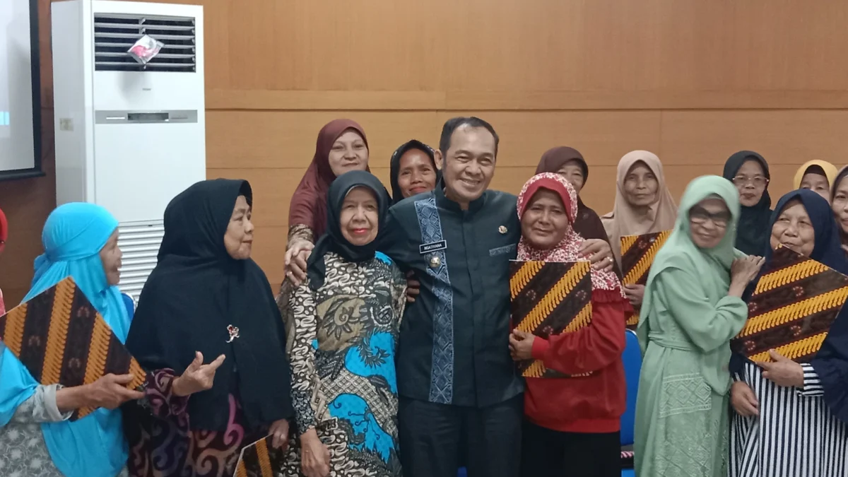 Wali Kota Cimahi, Ngatiyana Bersama Sejumlah Ibu-Ibu Lansia dalam Program Cimahi Peduli Ibu (Mong)
