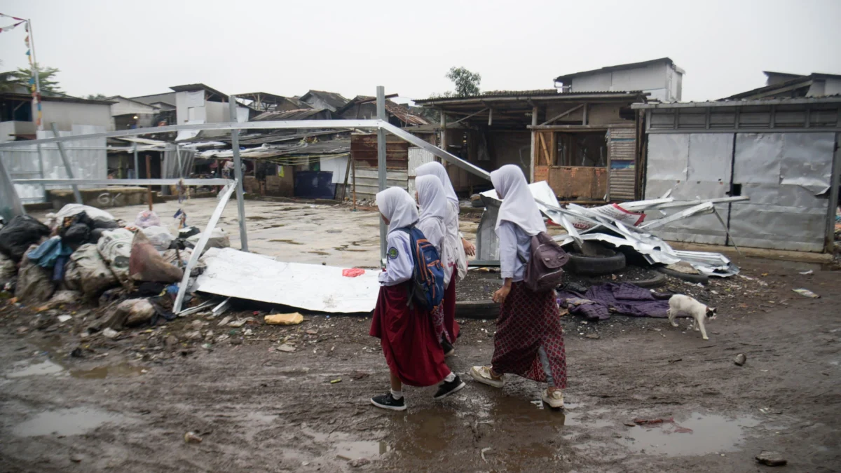 Sejumlah anak pulang dari sekolah di kawasan Sukahaji, Babakan Ciparay, Kota Bandung, Sabtu (12/4). Foto: Dimas Rachmatsyah / Jabar Ekspres