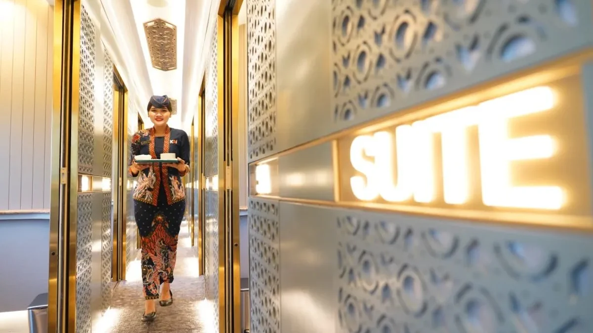 seorang pramugari di kereta api Suite Class Compartment. (foto/ANTARA)