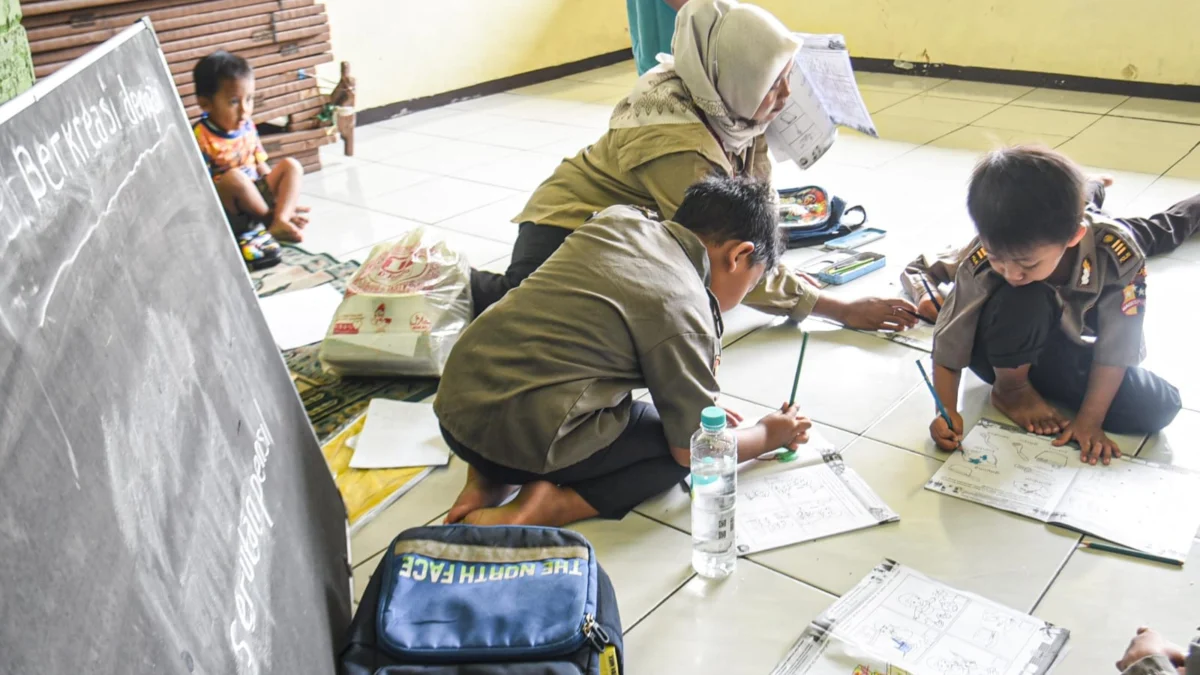 Ilustrasi: Guru sedang mengajar murid PAUD. Foto: Dimas Rachmatsyah / Jabar Ekspres