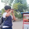 Andreas saat menelpon Orang Tuanya untuk memberikan kabar perihal kehilangan HP nya, Cibinong, Kompleks Pemkab Bogor, pada Senin (21/4/2025) sore. Foto: Istimewa