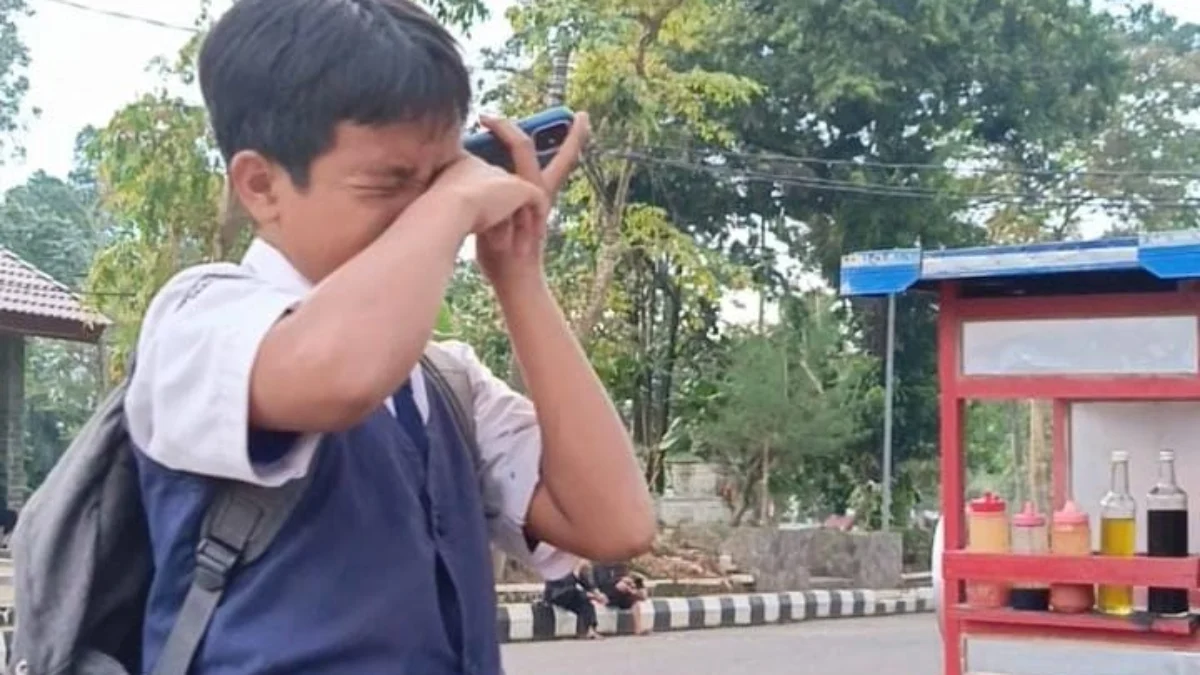 Andreas saat menelpon Orang Tuanya untuk memberikan kabar perihal kehilangan HP nya, Cibinong, Kompleks Pemkab Bogor, pada Senin (21/4/2025) sore. Foto: Istimewa